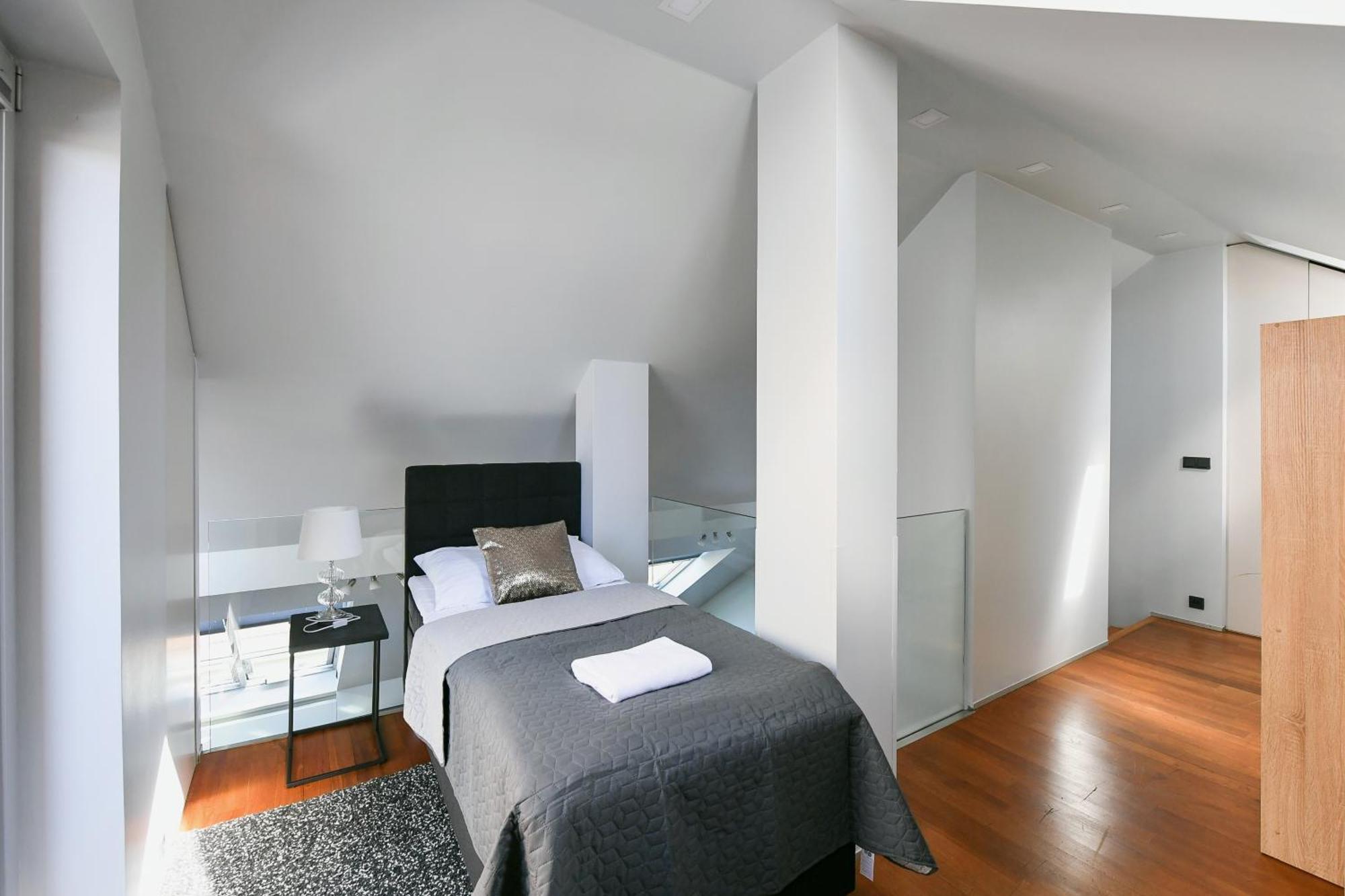 Luxury Central Duplex With Terrace Praha Bagian luar foto