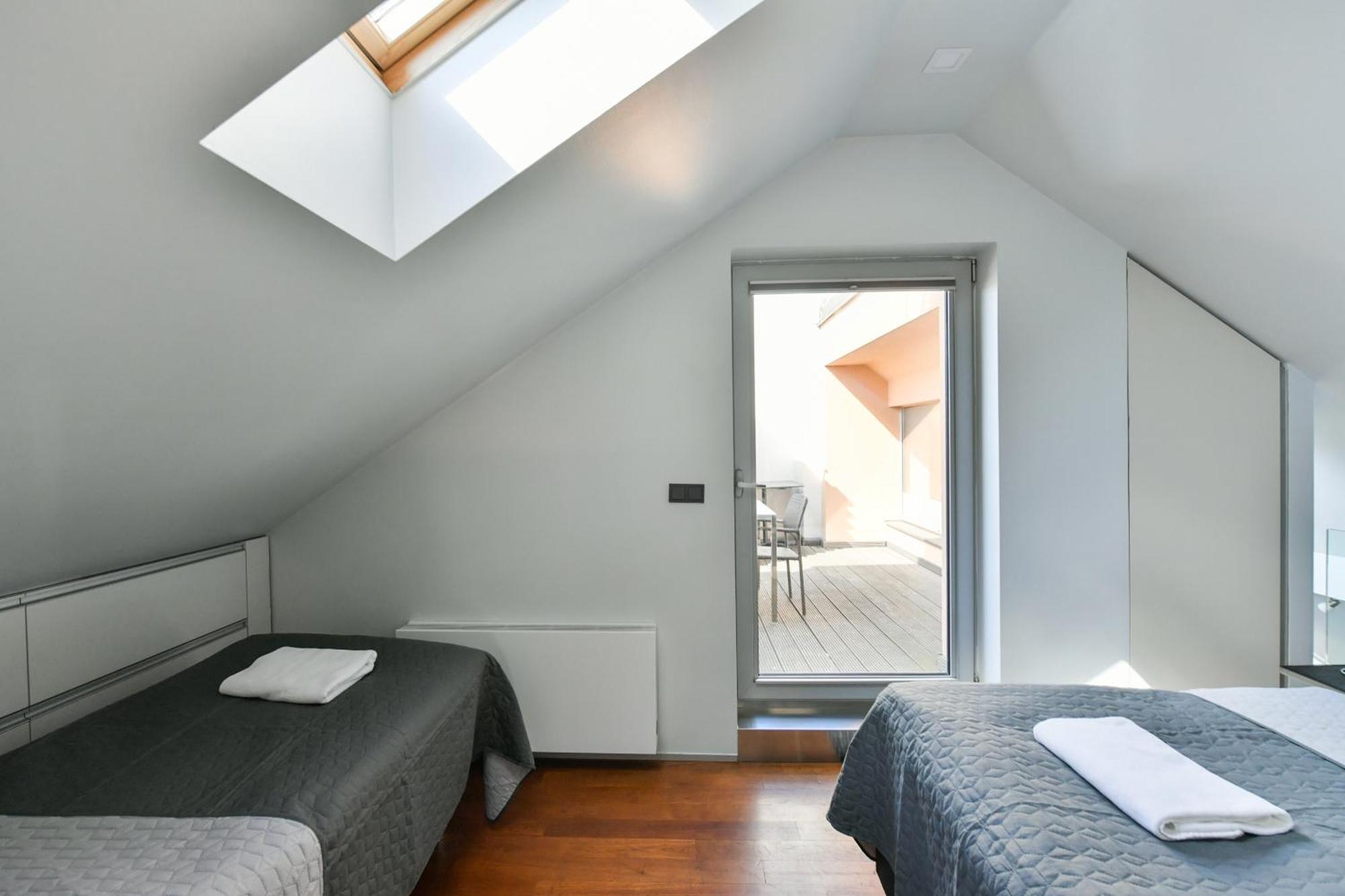 Luxury Central Duplex With Terrace Praha Bagian luar foto