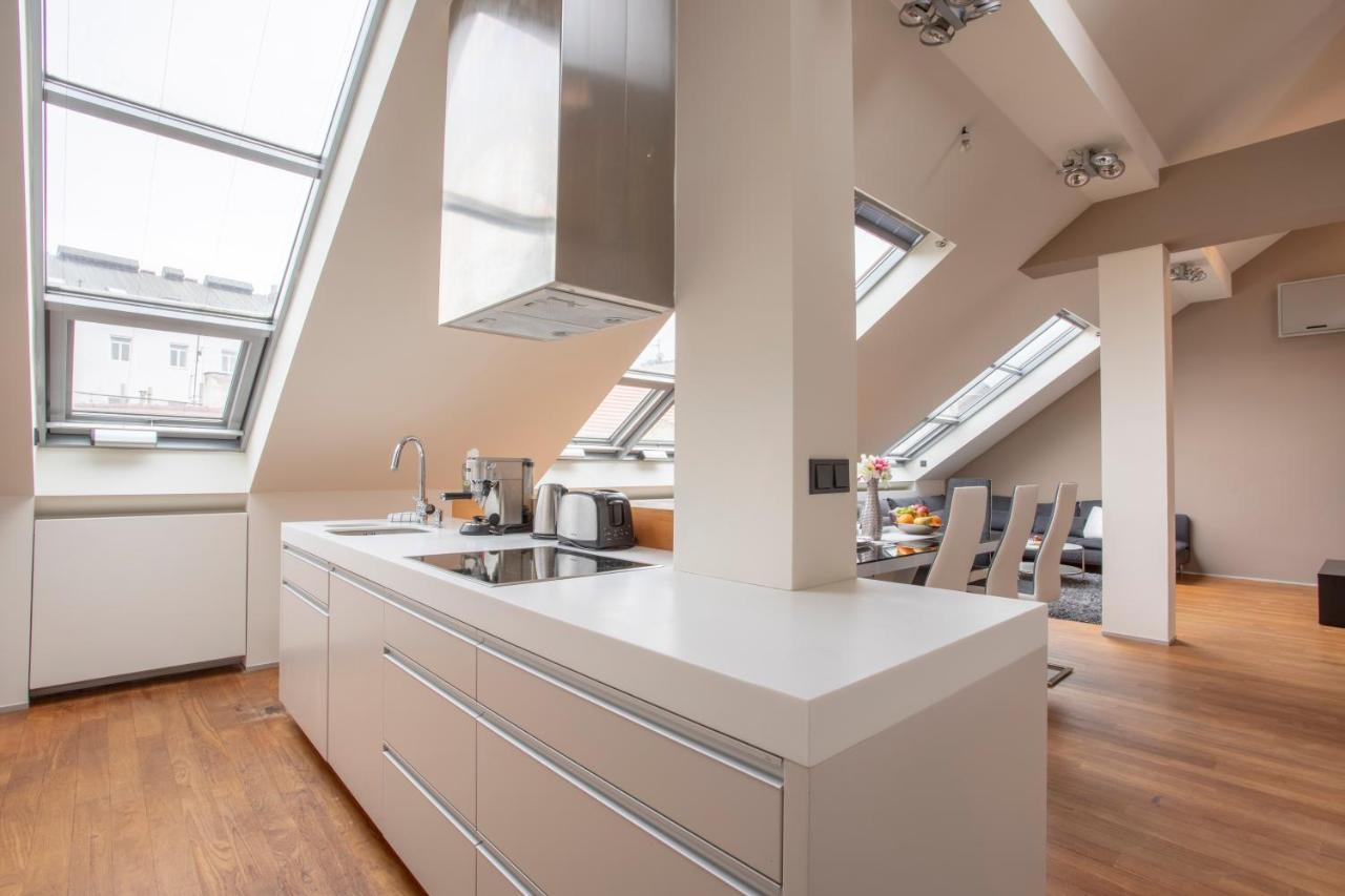 Luxury Central Duplex With Terrace Praha Bagian luar foto
