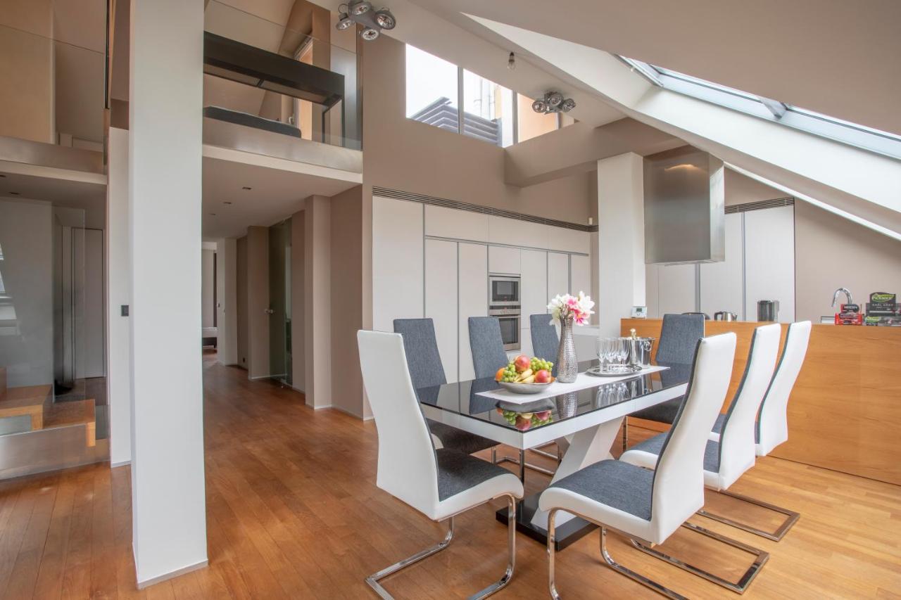 Luxury Central Duplex With Terrace Praha Bagian luar foto